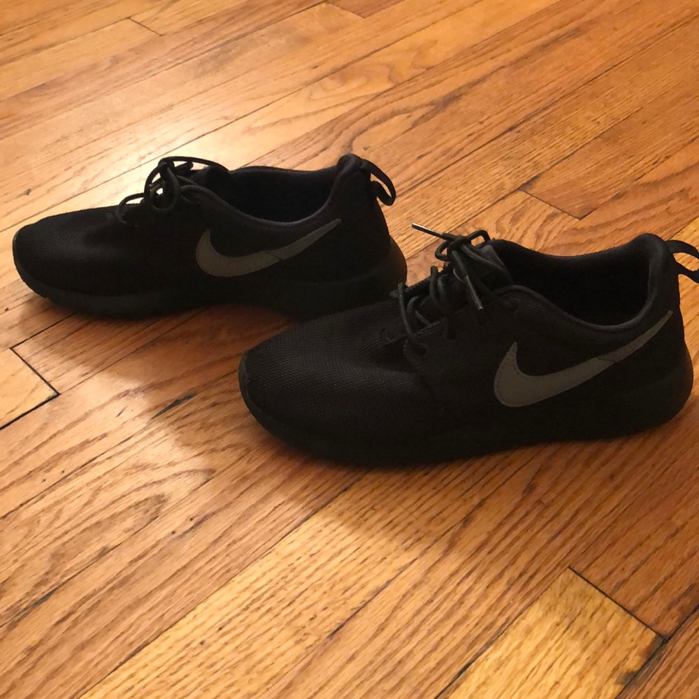 Black Nike Roshe Run